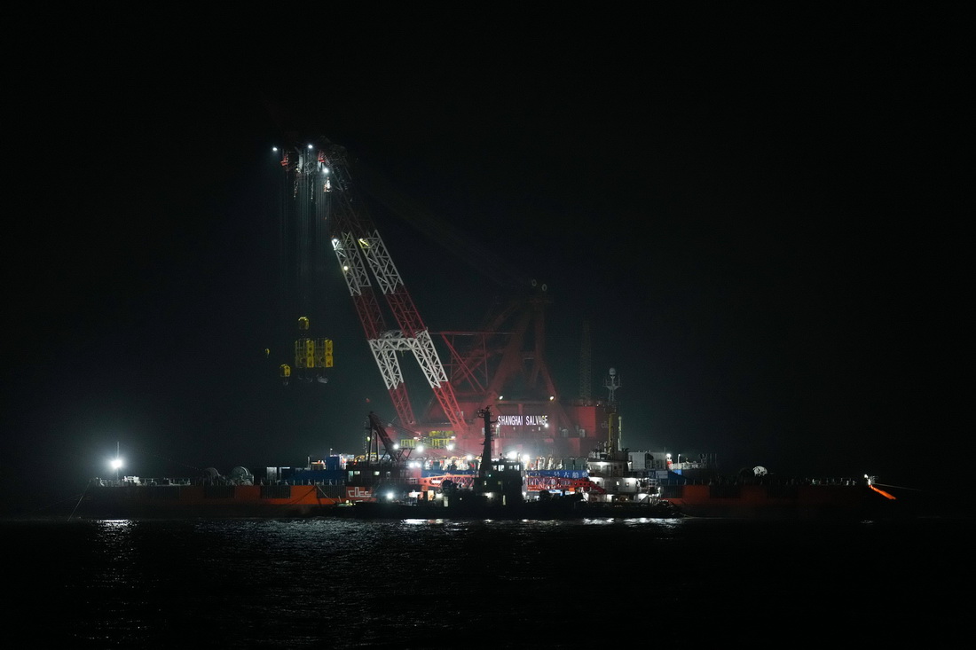 11月20日拍攝的長江口二號古船整體打撈現場。 新華社記者 丁汀 攝