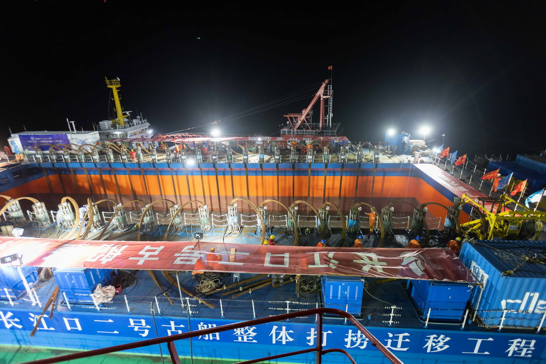 11月20日在“大力”號上拍攝的等待作業的“奮力”輪。 新華社記者 王翔 攝