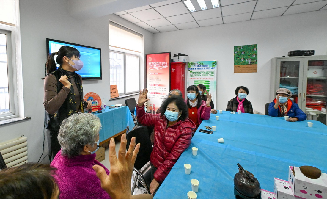 11月22日，在天津市河西区越秀路街道港云里社区党群服务中心，一场有关中国传统文化的老年课堂正在举办。