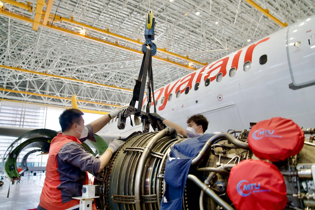 11月23日，海航技術旗下大新華飛機維修服務有限公司的機務維修人員對進境飛機進行檢修。 新華社發