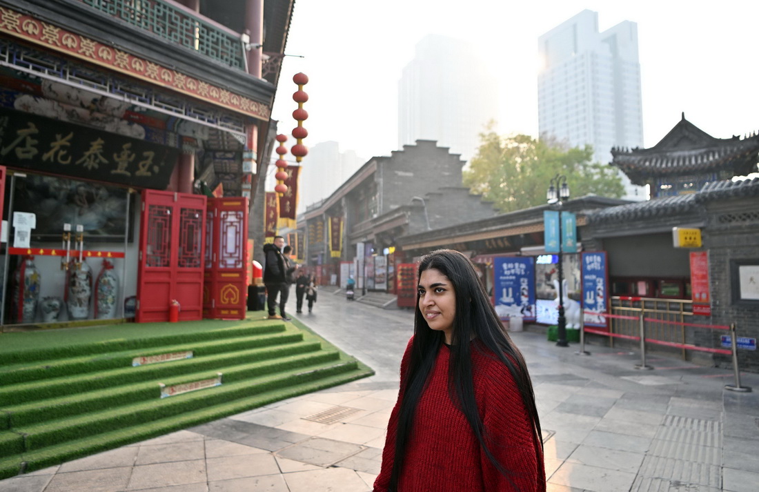 辛格在天津古文化街游覽（11月17日攝）。 新華社記者 李然 攝