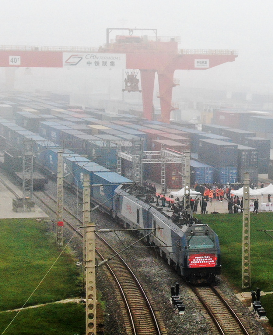 11月23日，滿載家電產品的中歐班列在西安國際港站等待發車（無人機拍攝）。