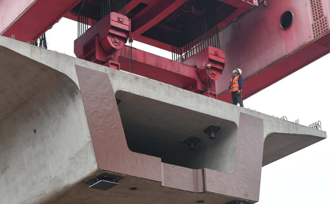 11月24日，在渝昆高鐵瀘宜段架梁施工現場，施工人員在進行架梁作業。