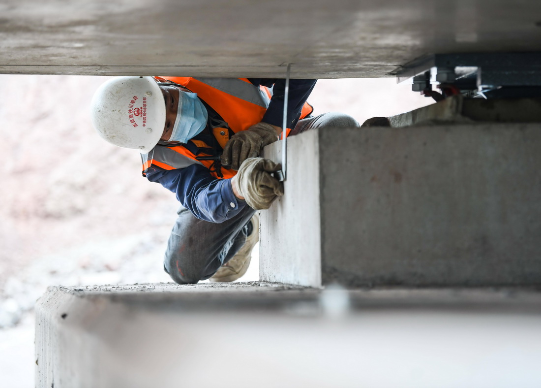 11月24日，在渝昆高鐵瀘宜段架梁施工現場，施工人員在校對箱梁墊石標高。