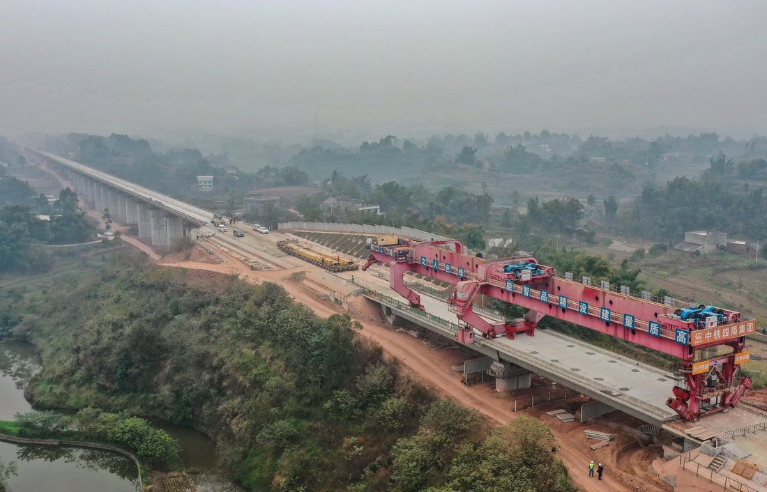 这是11月24日拍摄的渝昆高铁泸宜段架梁施工现场（无人机照片）。