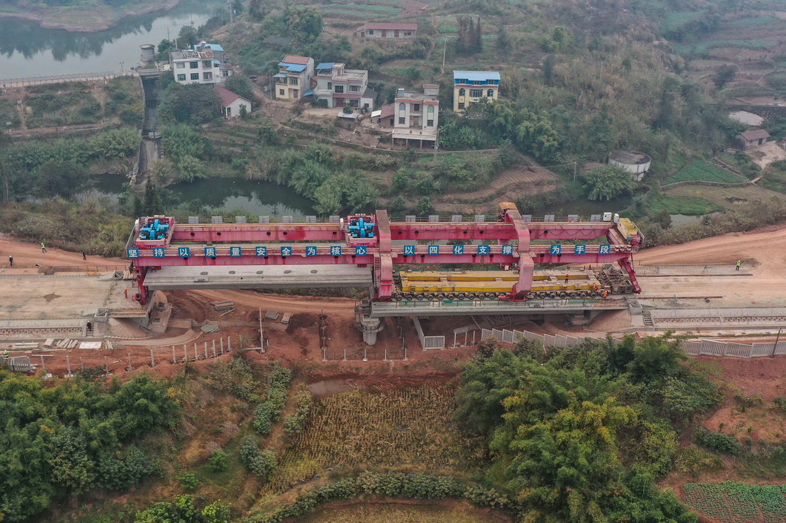 這是11月24日拍攝的渝昆高鐵瀘宜段架梁施工現場（無人機照片）。