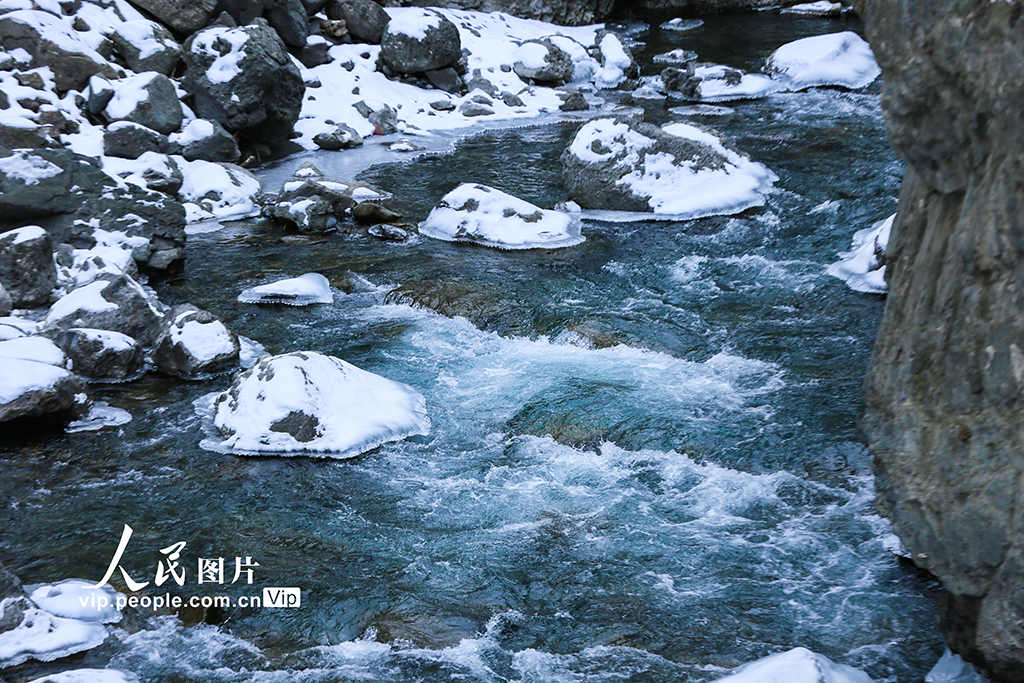 新疆呼图壁：雪后山河 壮美如画