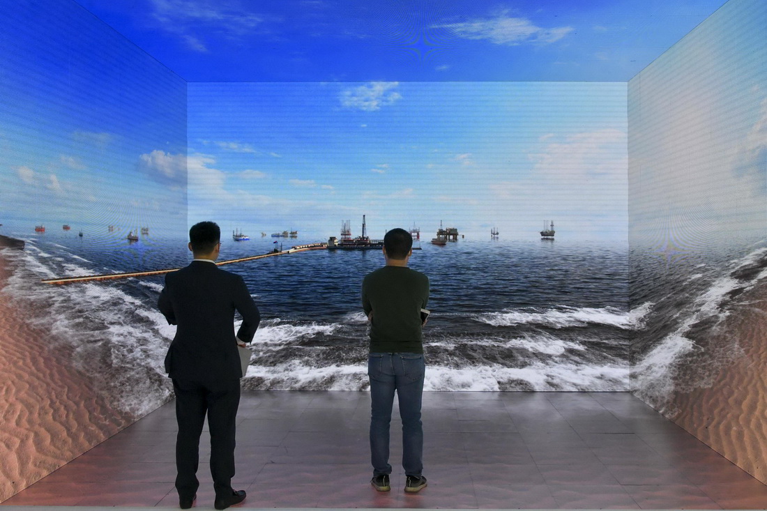 11月24日，观众在海博会现场体验“海洋油气勘探开发全景漫游”。