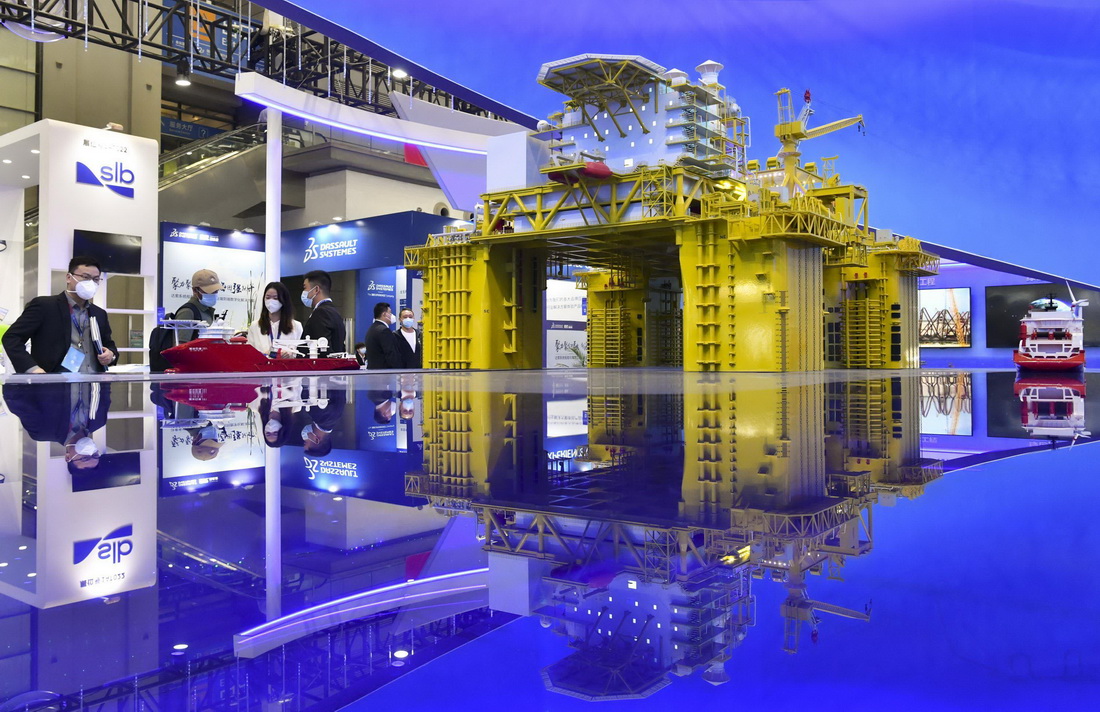 11月24日，观众在海博会现场观看中国海油“深海一号”模型。