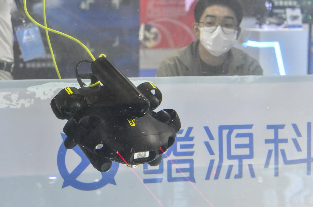 11月24日，一款水下机器人在海博会现场进行展示。
