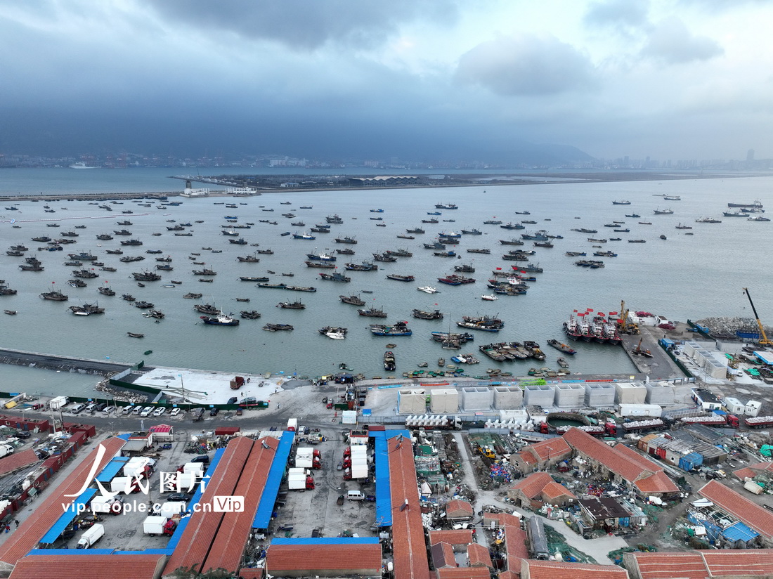 2022年11月27日，漁船停泊在江蘇省連雲港市連島中心漁港碼頭港灣躲避寒潮大風。