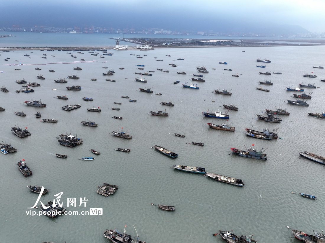 2022年11月27日，渔船停泊在江苏省连云港市连岛中心渔港码头港湾躲避寒潮大风。