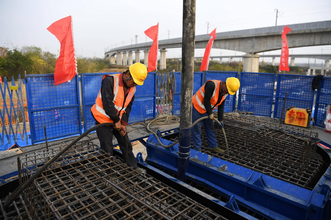 11月26日，中铁四局施工人员在新建沪宁合高铁安徽段首根墩身浇筑现场作业。 新华社记者 刘军喜 摄