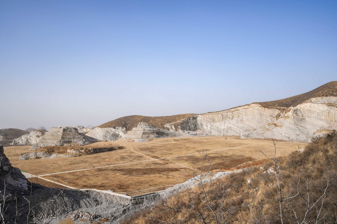 這是在天津市薊州區拍攝的經修復治理后的一處礦坑（11月25日攝）。新華社記者 孫凡越 攝
