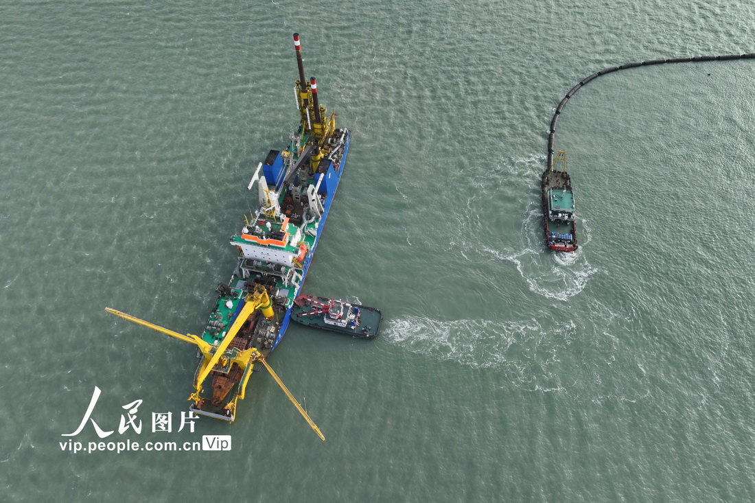 2022年11月26日，“天鯨號”自航絞吸式挖泥船參與連雲港港贛榆港區十萬噸級航道二期工程疏浚作業。