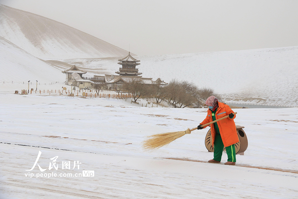 甘肅敦煌：清理景區道路積雪【2】