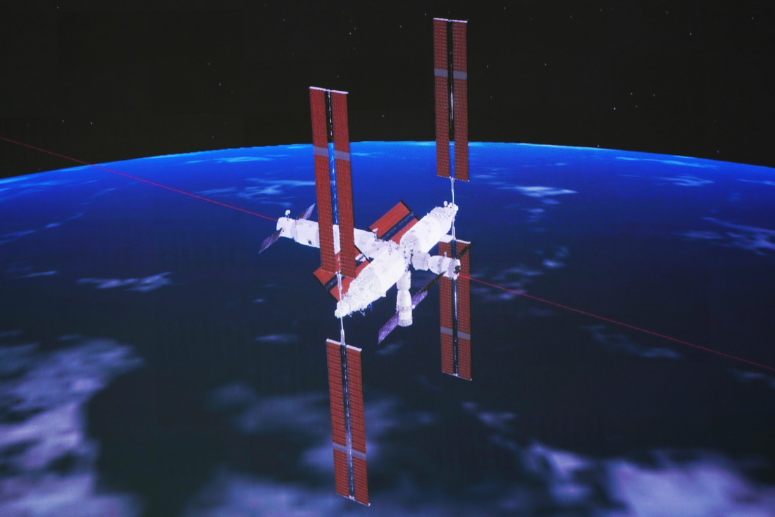 11月30日在酒泉衛星發射中心拍攝的神舟十五號載人飛船與天和核心艙自主快速交會對接的模擬圖像。新華社記者 郭中正 攝