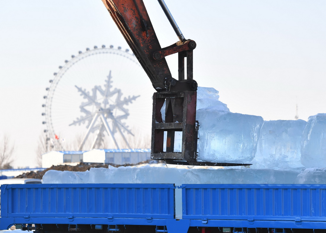 哈爾濱冰雪大世界的工程車輛在取冰（11月26日攝）。