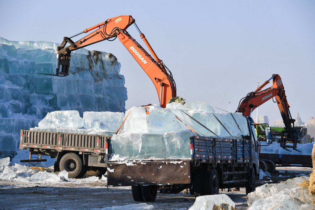 哈尔滨冰雪大世界的工程车辆在取冰（11月26日摄）。