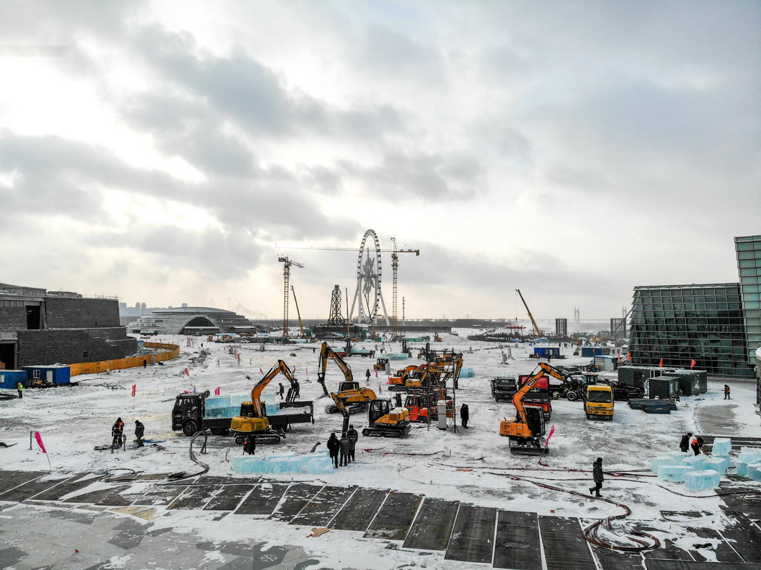 這是11月29日拍攝的哈爾濱冰雪大世界園區冰建項目施工現場（無人機照片）。