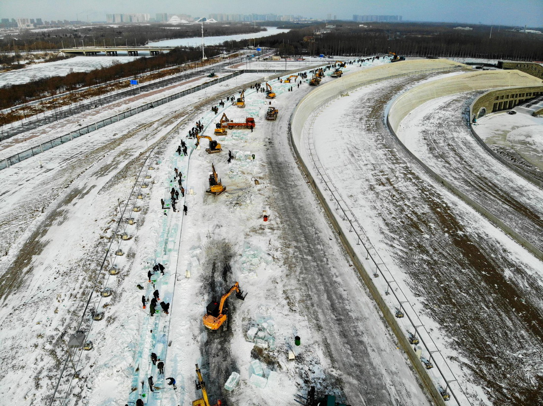 这是11月29日拍摄的哈尔滨冰雪大世界园区冰建项目施工现场（无人机照片）。