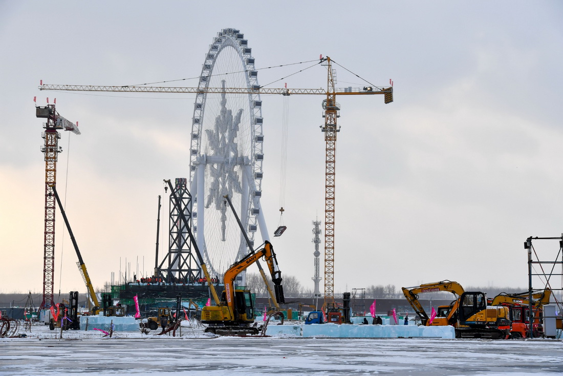 这是哈尔滨冰雪大世界园区冰建项目施工现场（11月29日摄）。
