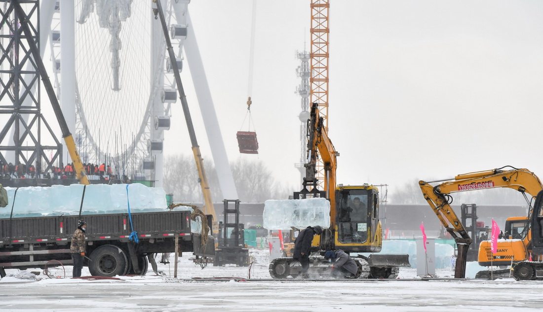 這是哈爾濱冰雪大世界園區冰建項目施工現場（11月29日攝）。