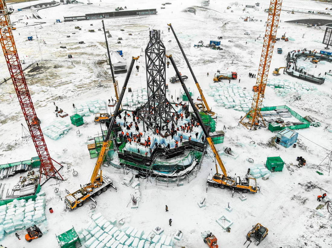 这是11月29日拍摄的哈尔滨冰雪大世界园区冰建项目施工现场（无人机照片）。