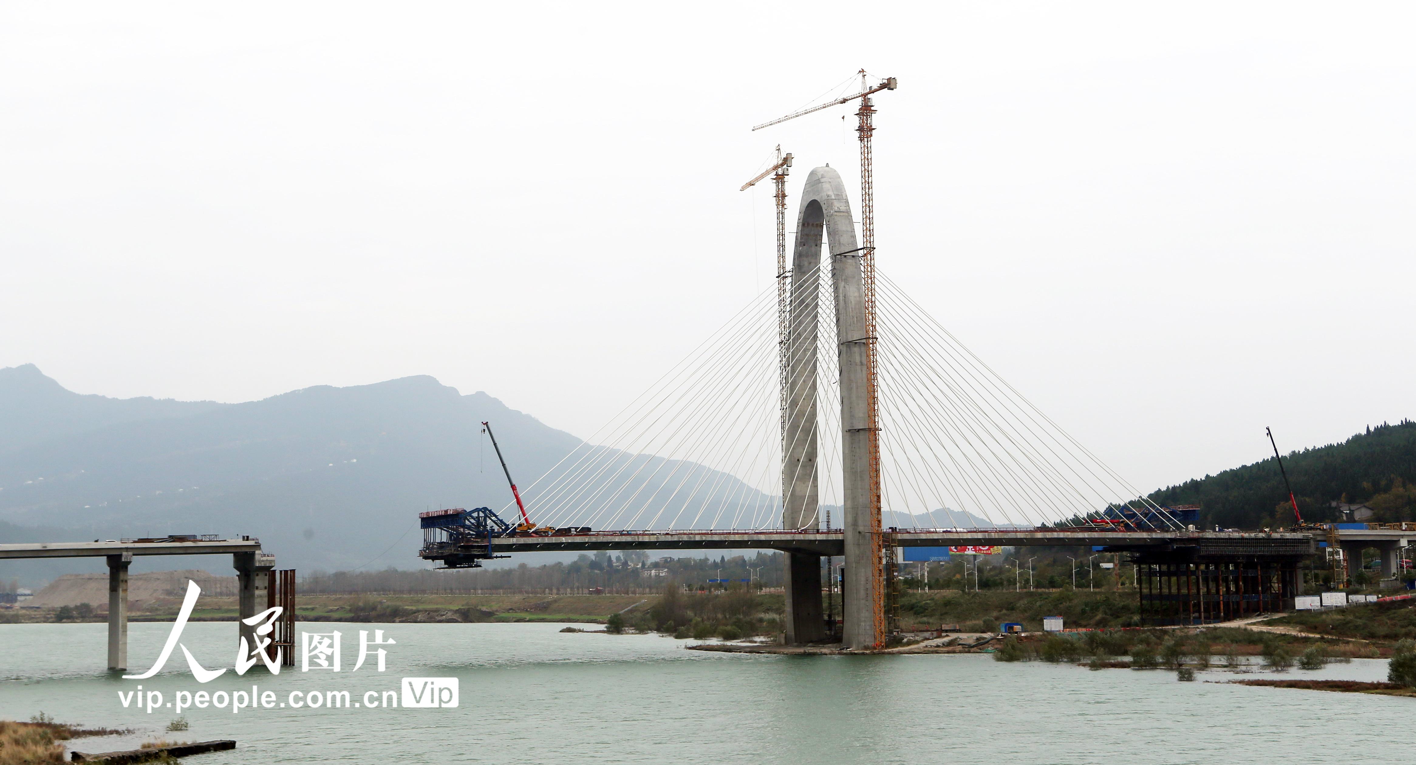 四川广元：摆宴坝嘉陵江大桥正在建设