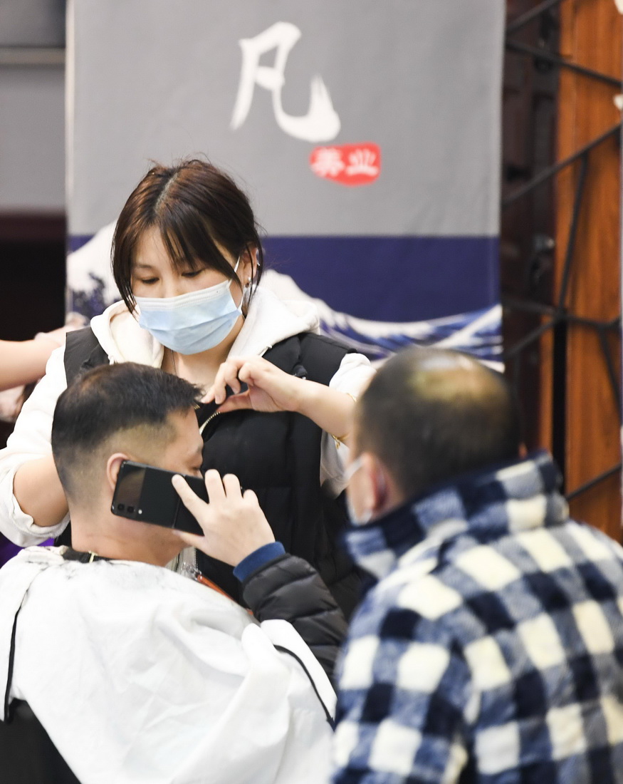 12月2日，重慶市南岸區居民在理發店理發。