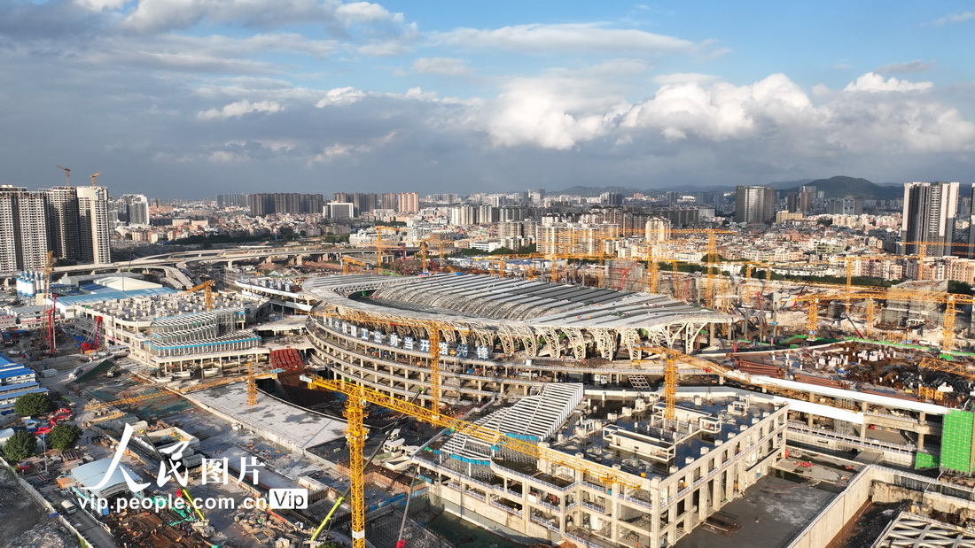 近日拍摄建设中的广州白云站。