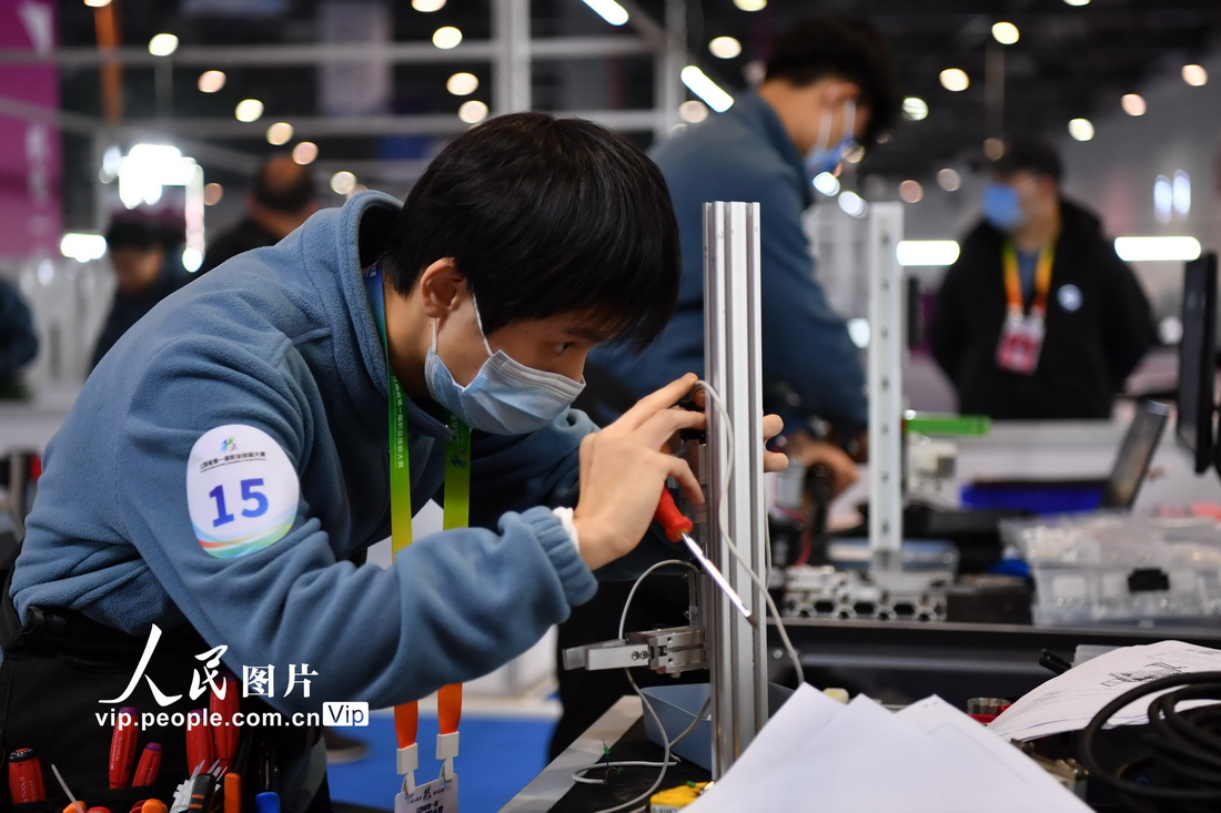 2022年12月2日，在江西省第一屆職業技能大賽上，青年選手正在進行技能比賽。