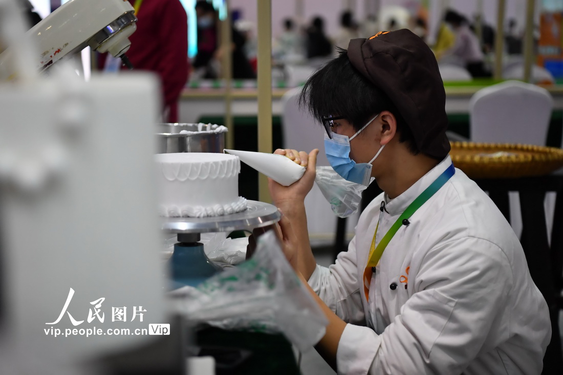 2022年12月2日，在江西省第一屆職業技能大賽上，青年選手正在展示糕點制作。