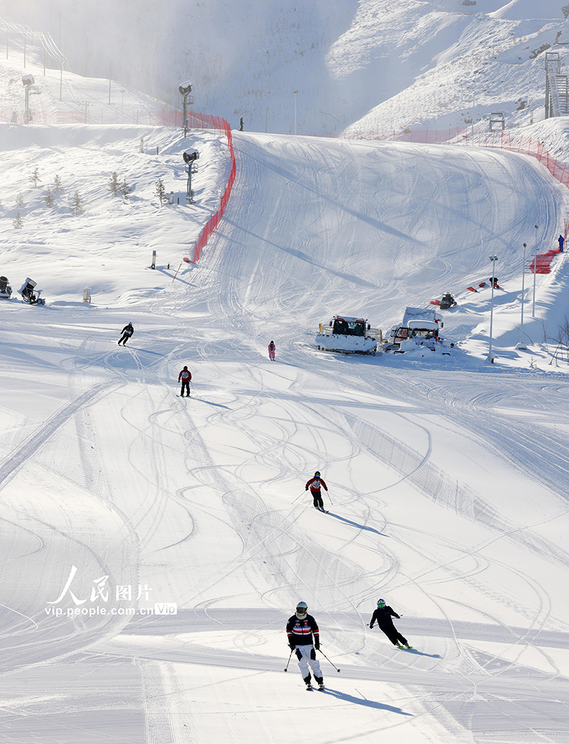 2022年12月3日，滑雪愛好者在位於新疆雪都阿勒泰的將軍山國際滑雪度假區滑雪。
