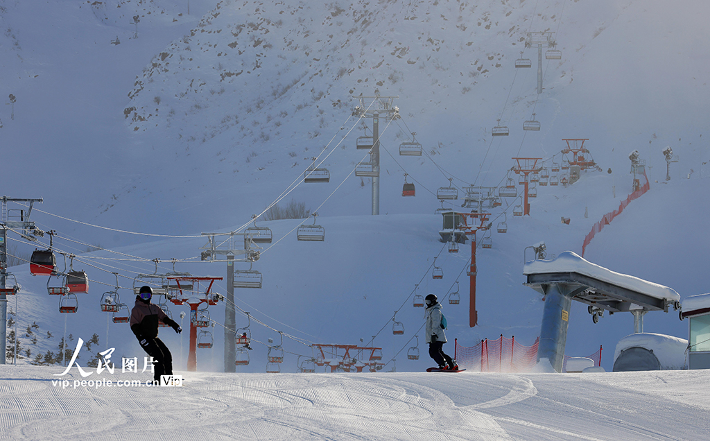 2022年12月3日，滑雪愛好者在位於新疆雪都阿勒泰的將軍山國際滑雪度假區滑雪。