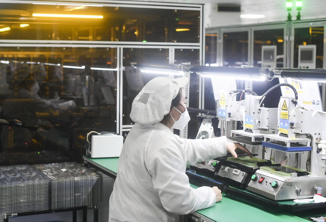 12月3日，在位於渝北區的重慶臨空智能終端產業園，重慶傳音科技有限公司工作人員在智能手機生產、質檢車間作業。
