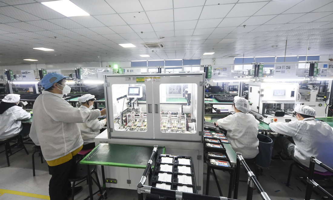 12月3日，在位於渝北區的重慶臨空智能終端產業園，重慶傳音科技有限公司工作人員在智能手機生產、質檢車間作業。