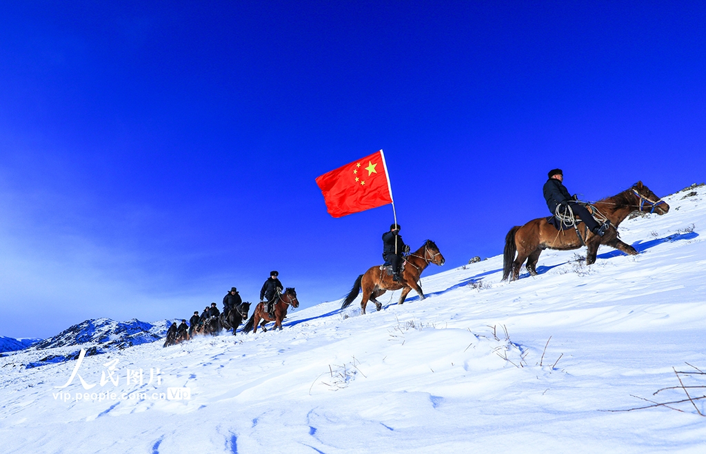 新疆阿勒泰：雪域巡邊