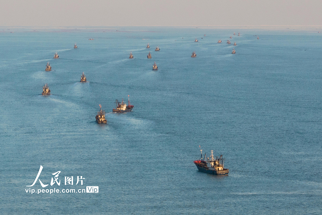江蘇連雲港：寒潮過后 漁船出海