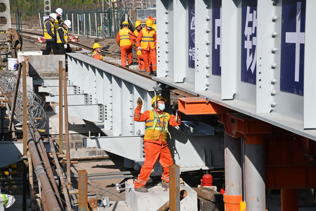 12月5日，中鐵十四局建設者在對青島海岸路鋼梁橋進行鋼梁更換作業。