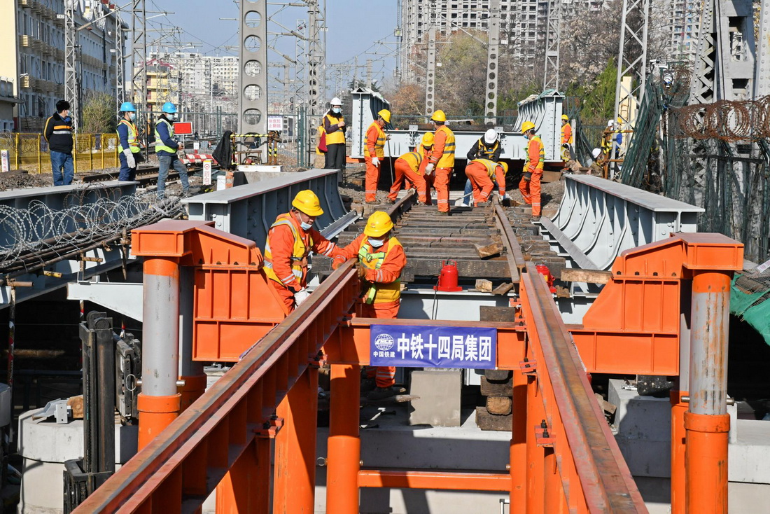 12月5日，中鐵十四局建設者在對青島海岸路鋼梁橋進行鋼梁更換作業。