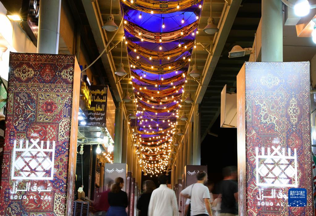 這是12月4日在沙特阿拉伯首都利雅得拍攝的一處集市。新華社記者 王東震 攝