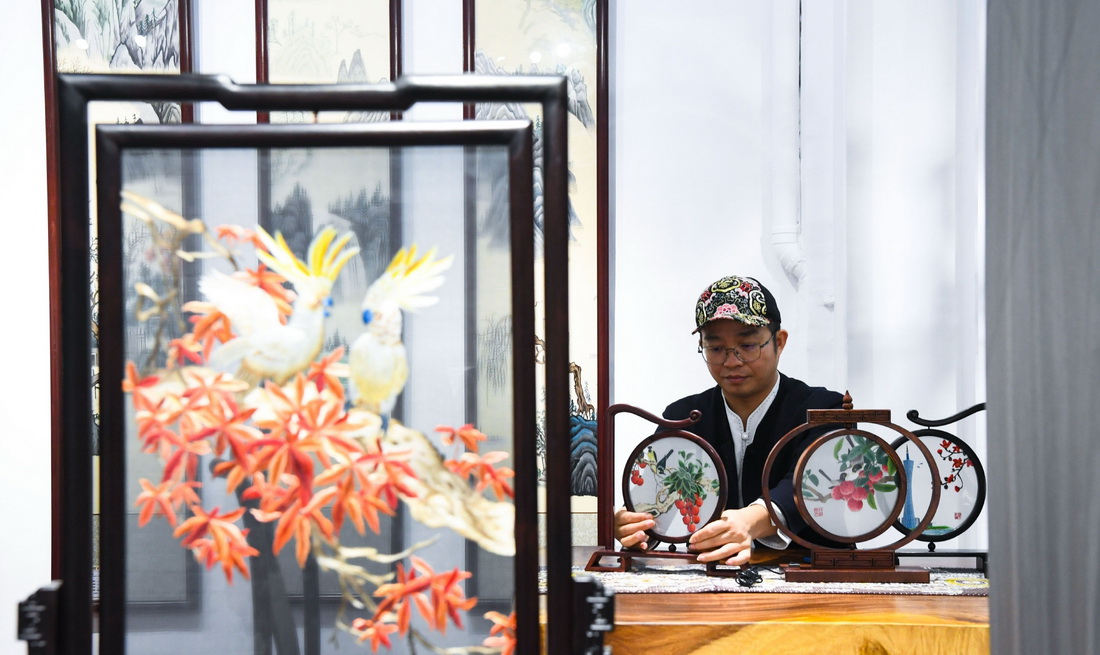 在广州市荔湾区的工作室，王新元摆放广绣作品（12月6日摄）。