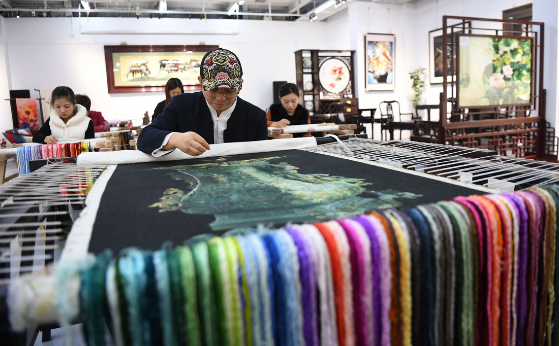 在廣州市荔灣區的工作室，王新元在制作一件以青銅器為主題的廣繡作品（12月6日攝）。