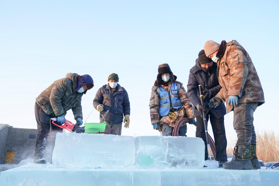 12月8日，施工人员在哈尔滨冰雪大世界园区制作冰体景观。