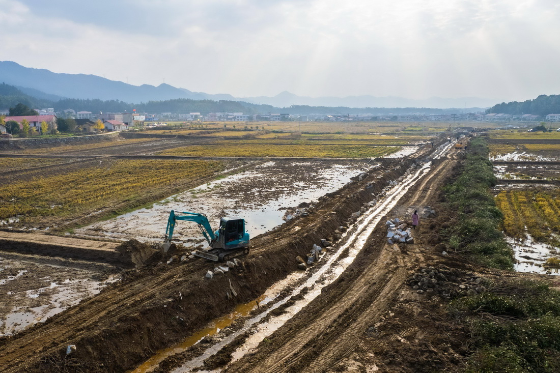 12月8日，工作人员在长沙县金井镇龙华水库泄洪河道治理工程项目建设现场施工（无人机照片）。