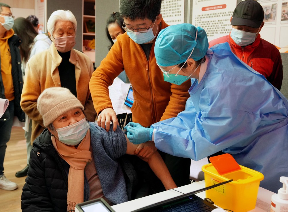 12月9日，接种小分队的护士在大同居委会为老年人接种新冠疫苗。