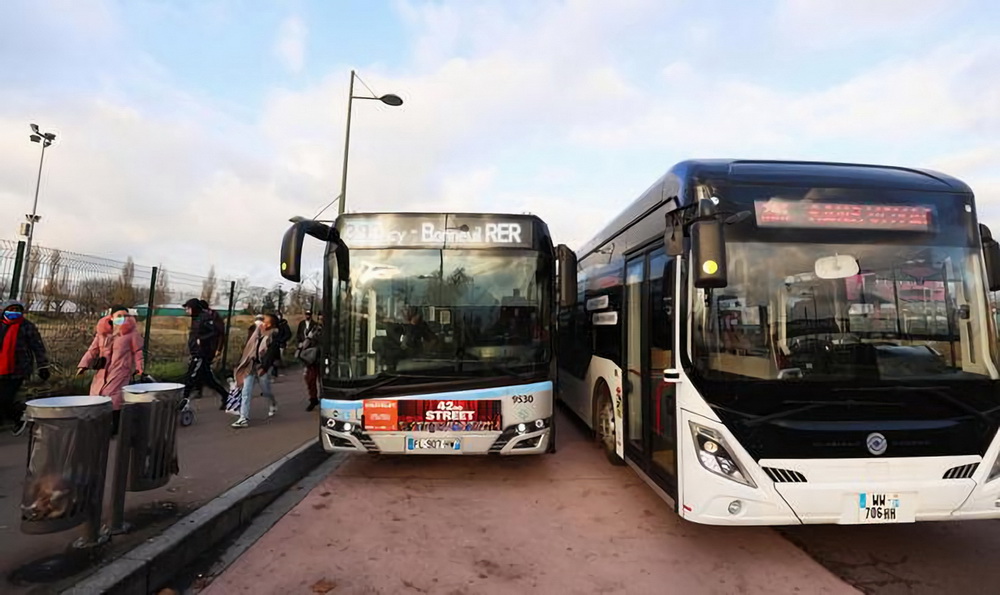 12月7日，中车电动制造的自动驾驶客车（右）在法国巴黎大众运输公司393号线路部分路段进行路况实测。