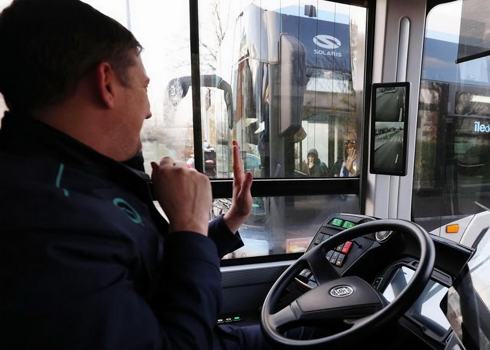 12月7日，法国巴黎大众运输公司公交司机“驾驶”中车电动制造的自动驾驶客车途中与会车司机打招呼。