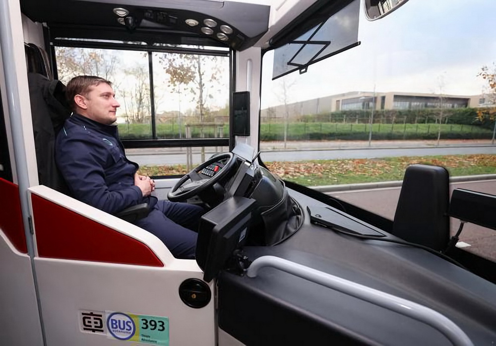 12月7日，法國巴黎大眾運輸公司公交司機“駕駛”中車電動制造的自動駕駛客車。